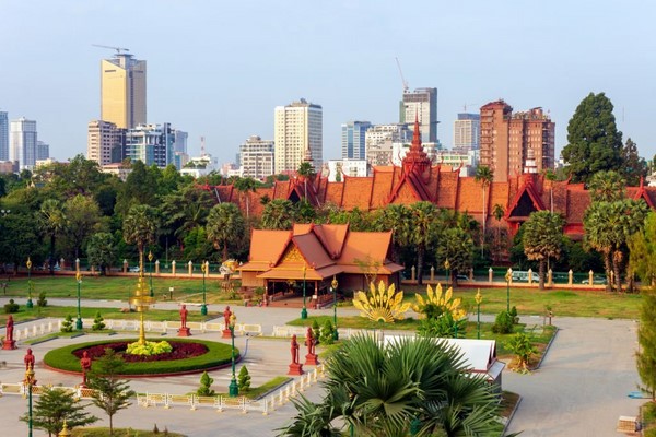 Day 18: Chau Doc - speedboat to Phnom Penh (almost 5hours) - City tour