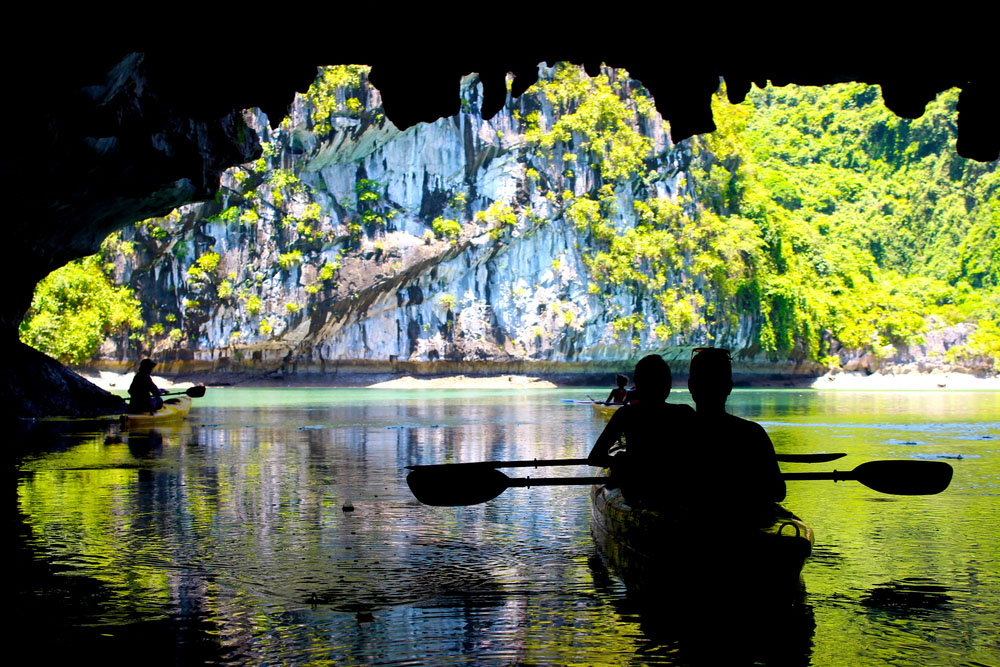 baia Lan Ha kayaking