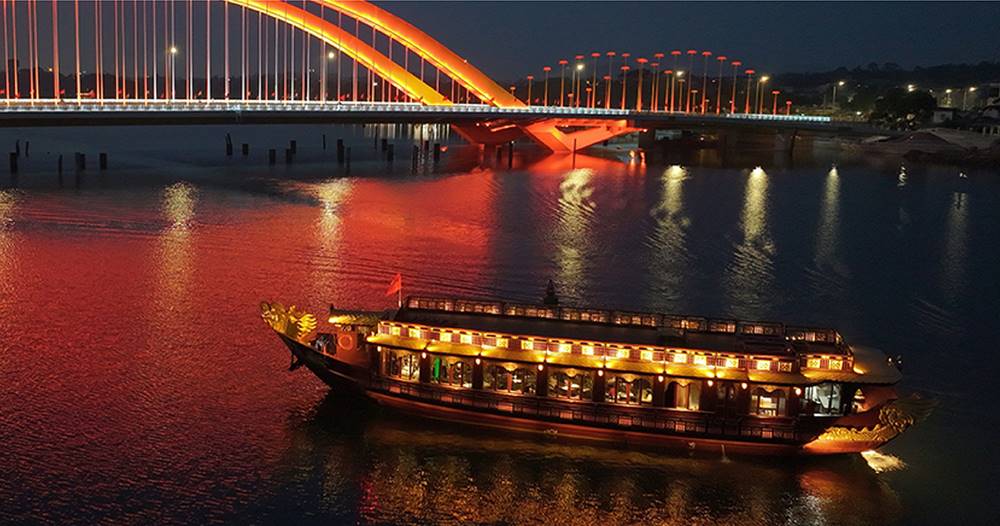 Dinner on Hueritage Cruise