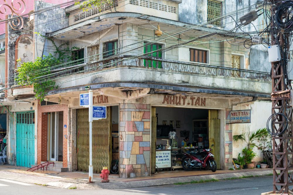 sa dec travel guide, nguyen hue street